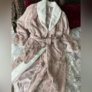 Gillian & O’Malley Double Fur Lux Robe - Size M/L